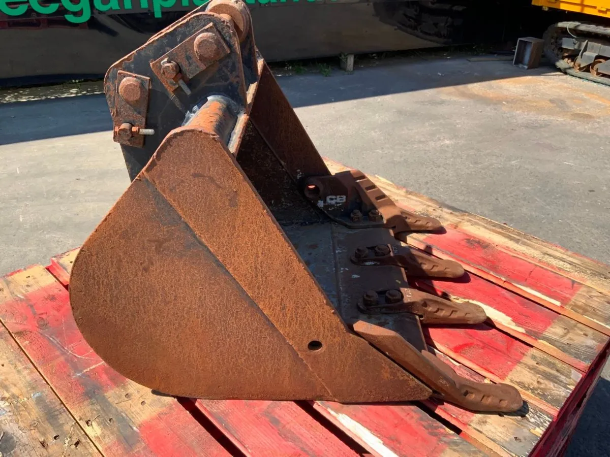 24" JCB MINI DIGGER BUCKET....35mm PINS.....216w. - Image 3