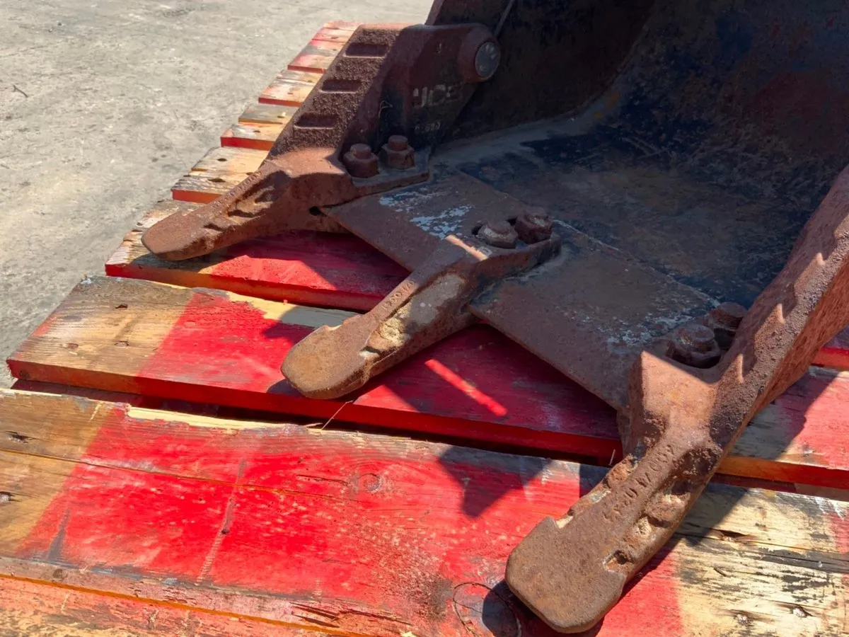 18"  JCB DIGGING BUCKET......35mm PINS.....223w. - Image 3