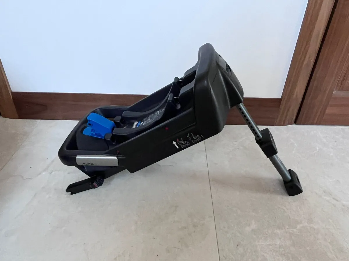 Nuna Pipa Lite lx Car seat & base - Image 2