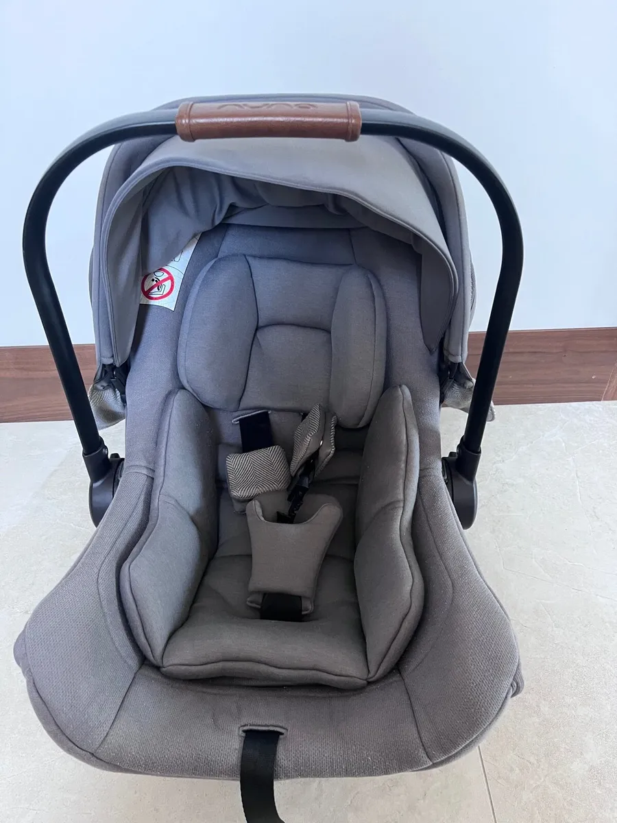 Nuna Pipa Lite lx Car seat & base - Image 3