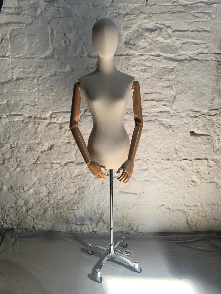 Vintage female mannequin. - Image 1