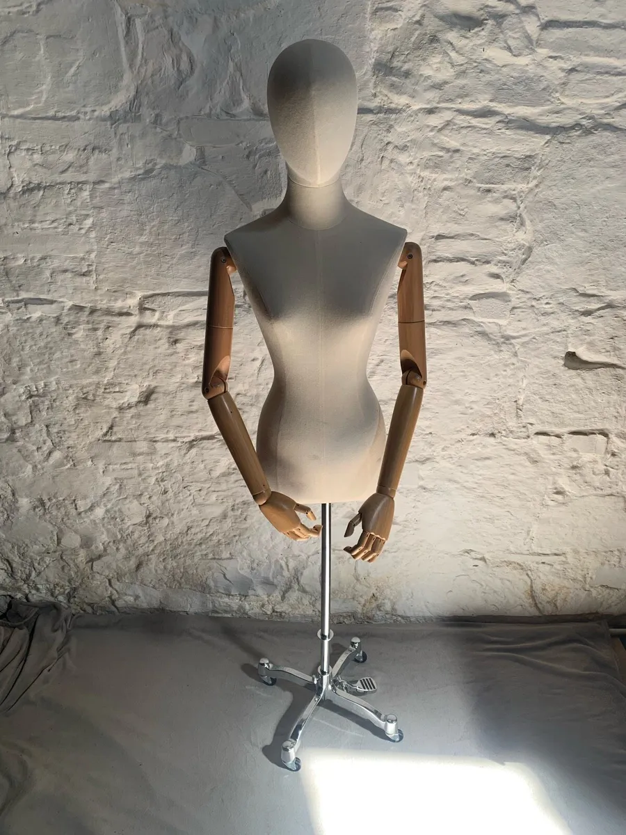 Vintage female mannequin. - Image 3