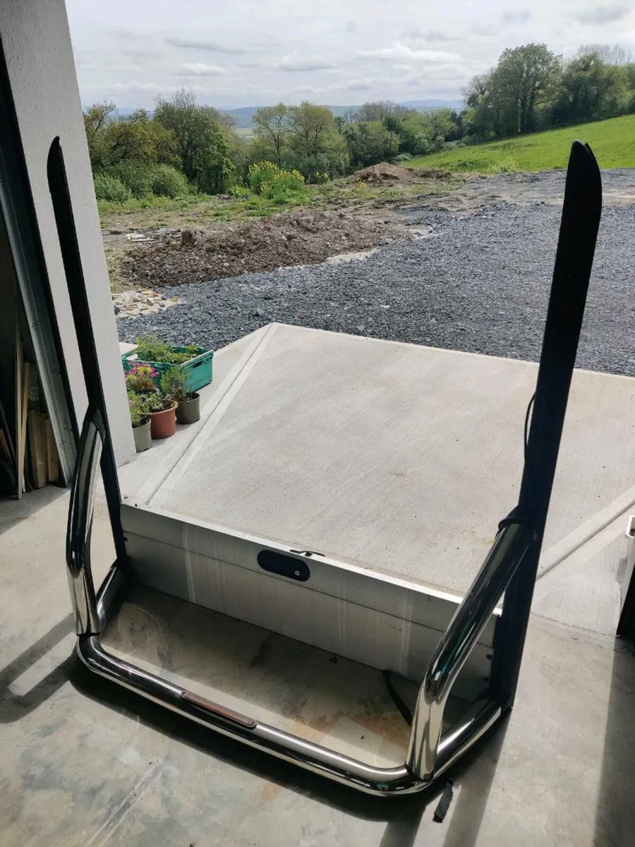 Nissan Navara Roller Shutter Cover with chrome Bar - Image 3