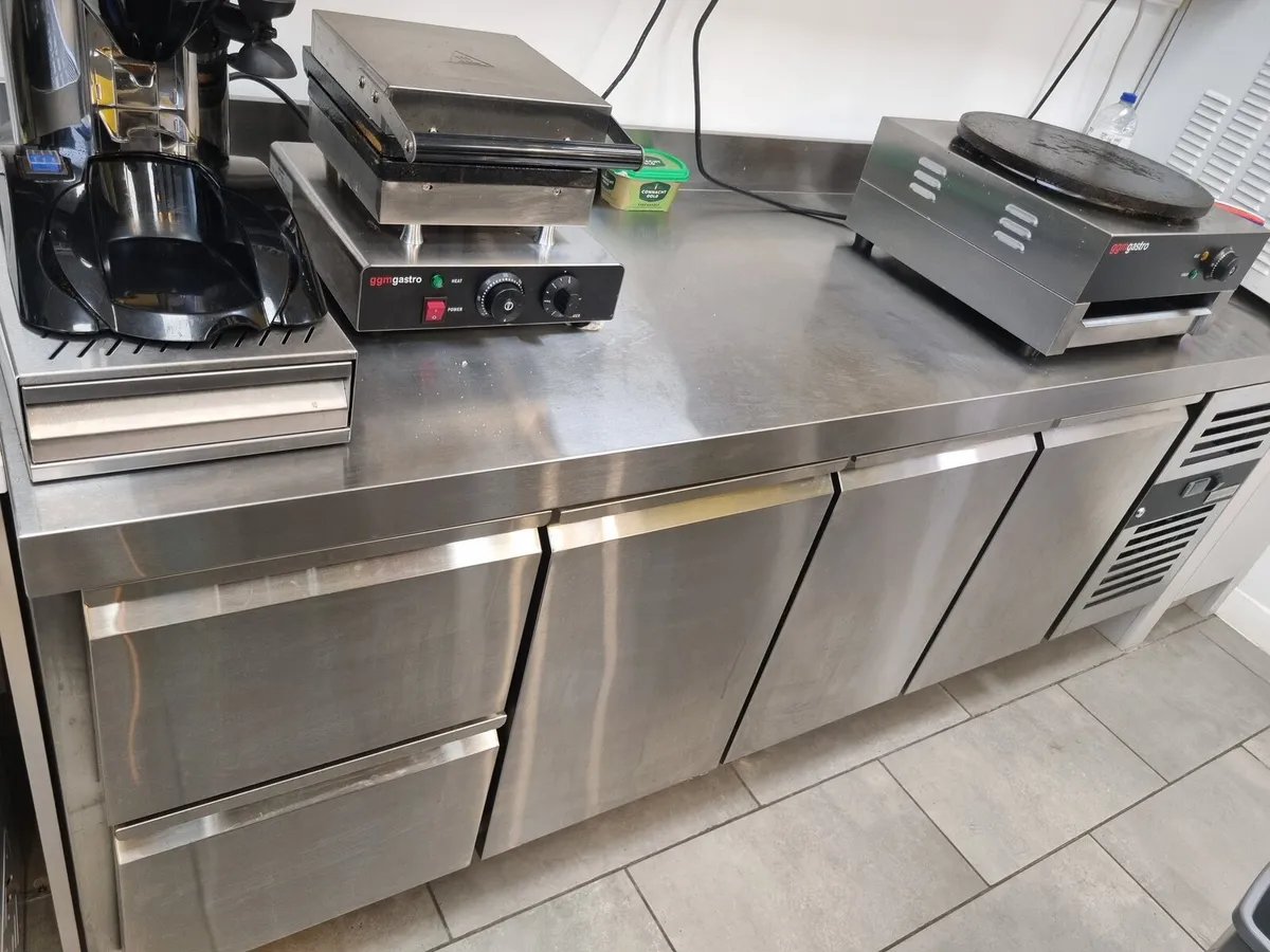 Refrigerated counter - Image 1