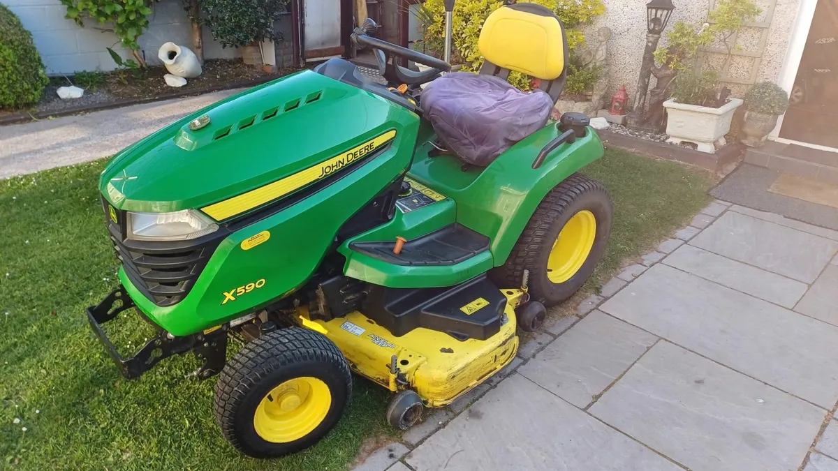John Deere X590 Residential Lawnmower - Image 1