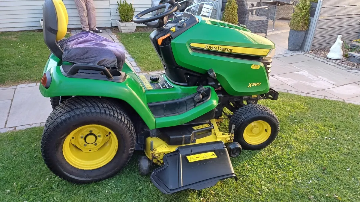John Deere X590 Residential Lawnmower - Image 3