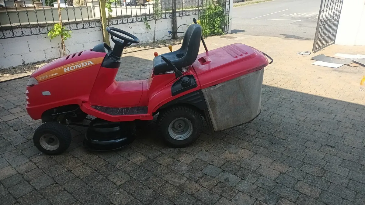 Honda ride on lawnmower - Image 2