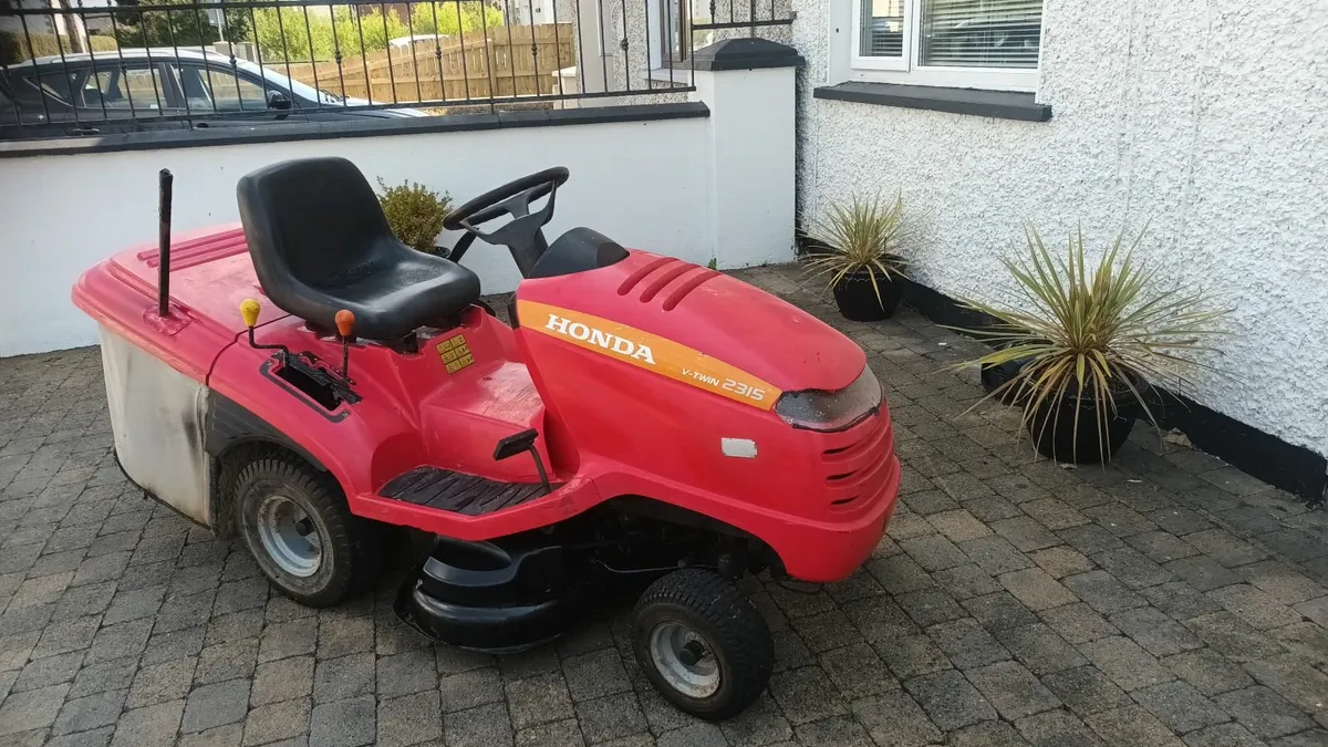 Honda ride on lawnmower - Image 1