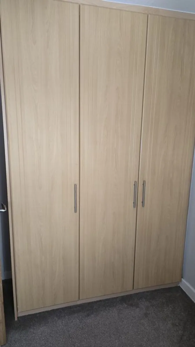 Wardrobe Built-in and headboard/press - Image 1