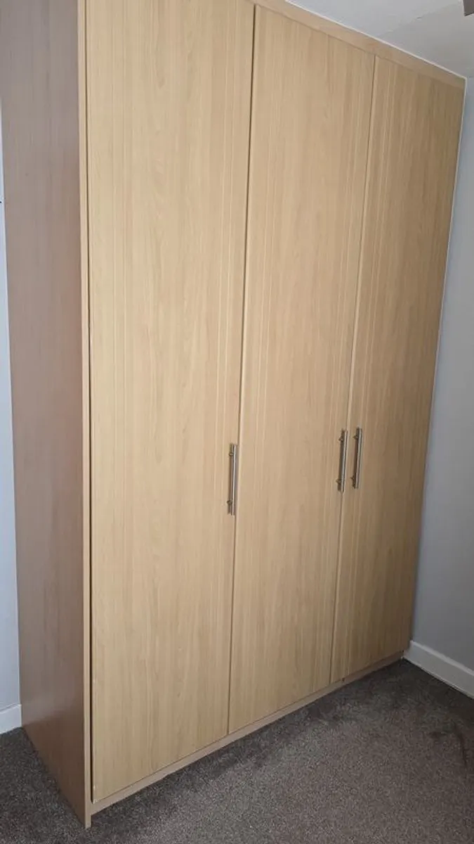 Wardrobe Built-in and headboard/press - Image 2