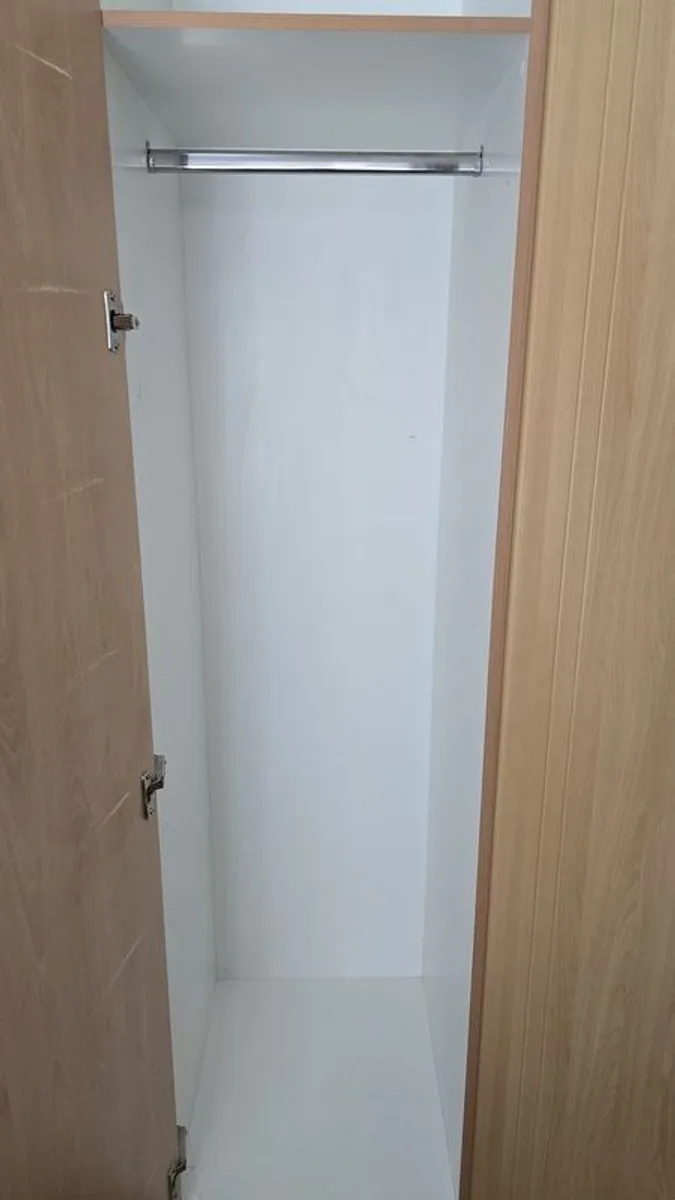 Wardrobe Built-in and headboard/press - Image 3