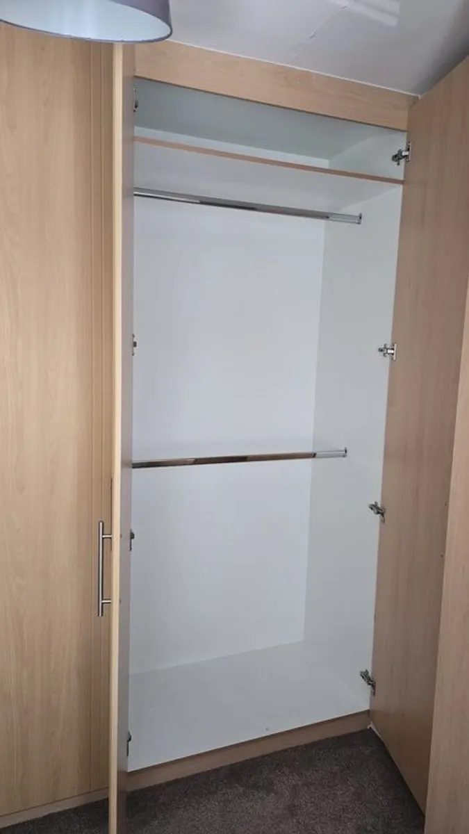 Wardrobe Built-in and headboard/press - Image 4