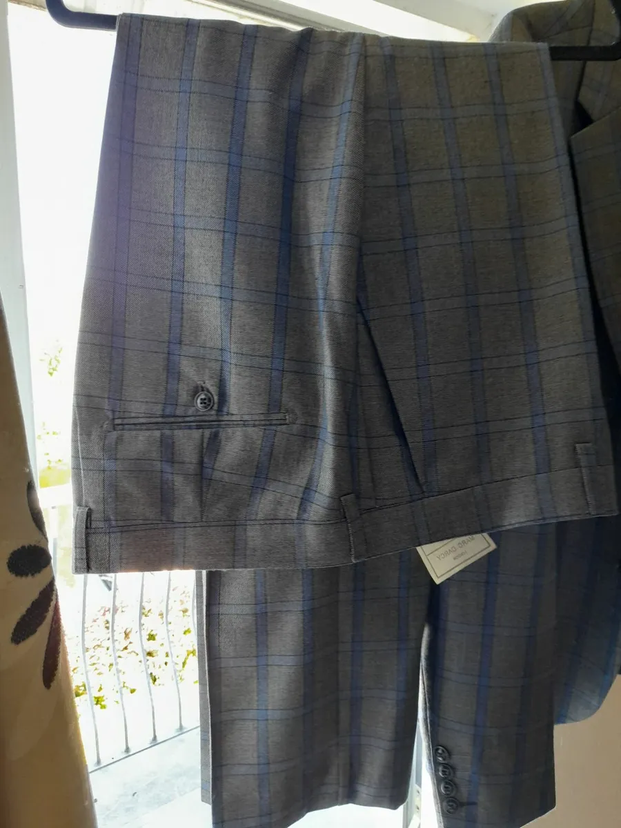 Luxury D'Arcy 3 Piece Suit for Men. Size 44R XL - Image 4