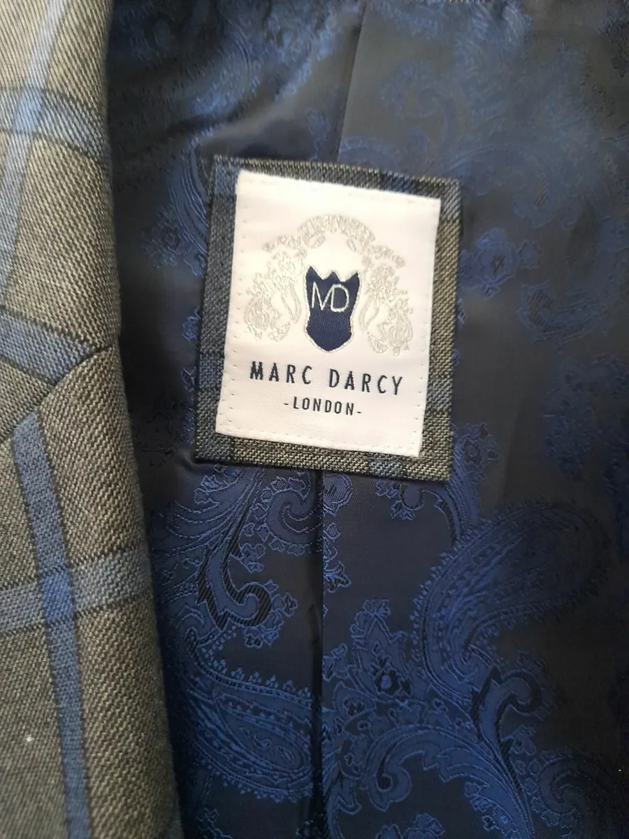 Luxury D'Arcy 3 Piece Suit for Men. Size 44R XL - Image 2