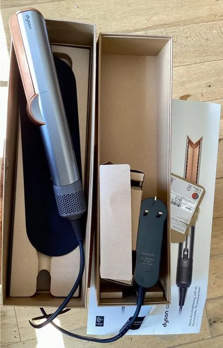 Dyson Airstrait