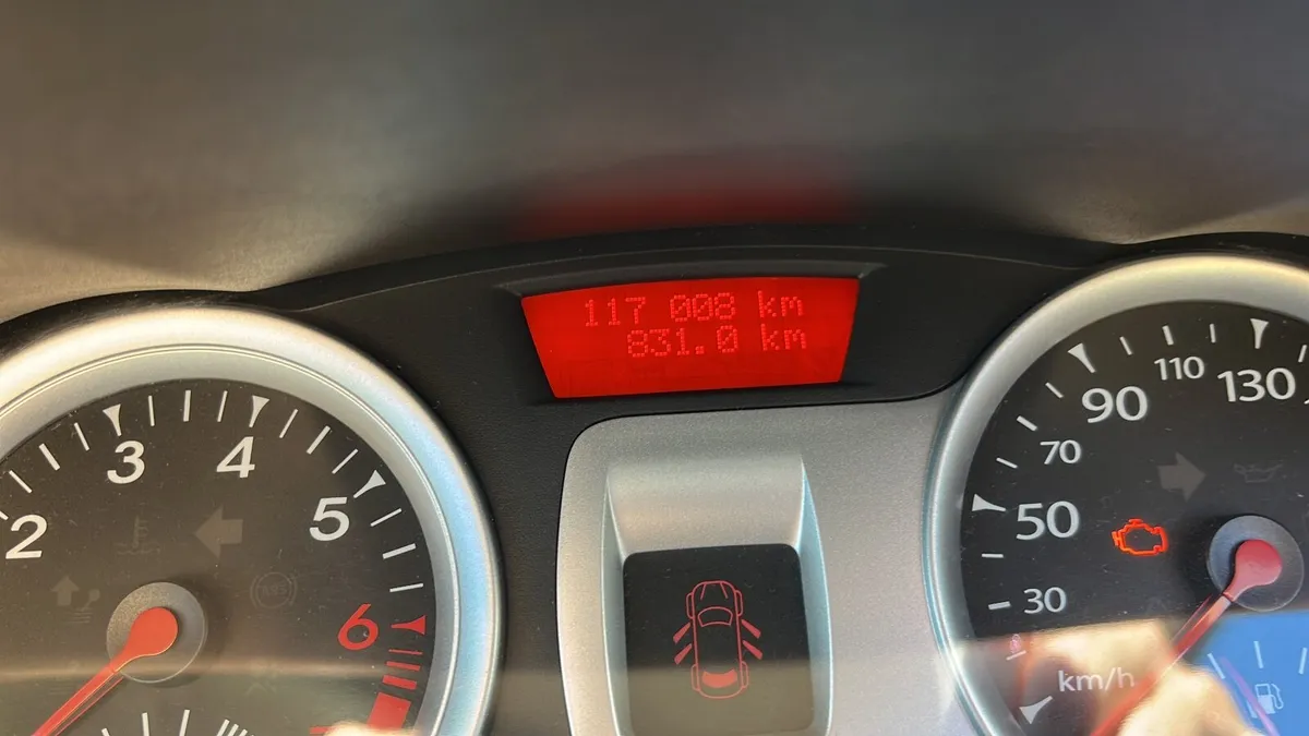 Renault Clio 2010 - Image 1