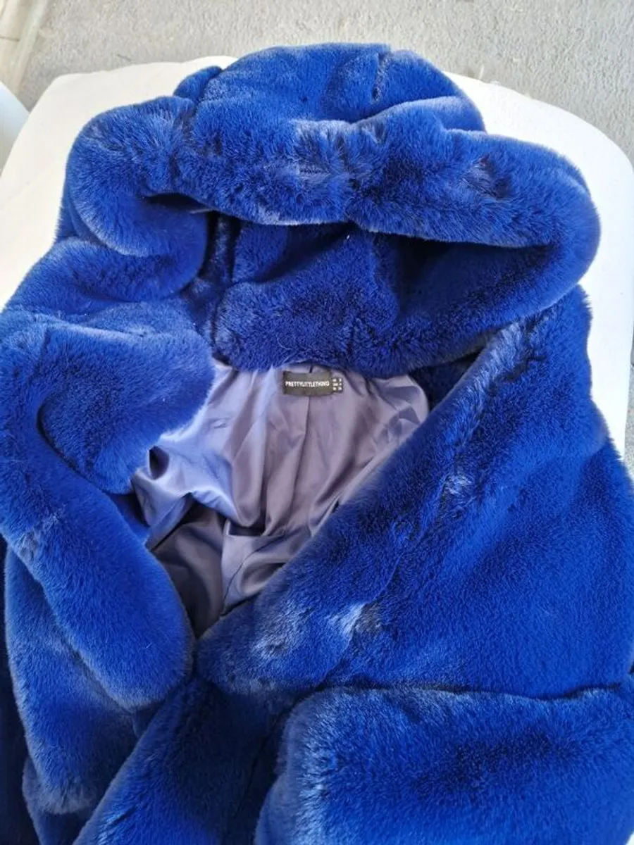 Faux fur Coat Pretty Little Thing UK8 - Image 2