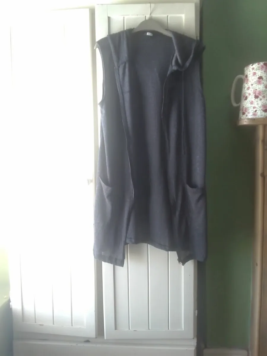 GREY MID LENGTH FINE KNIT HOODED CARDIGAN 14 -16 - Image 1