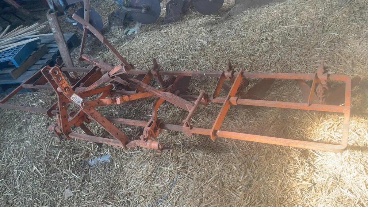 Two five row ridgers - Image 4