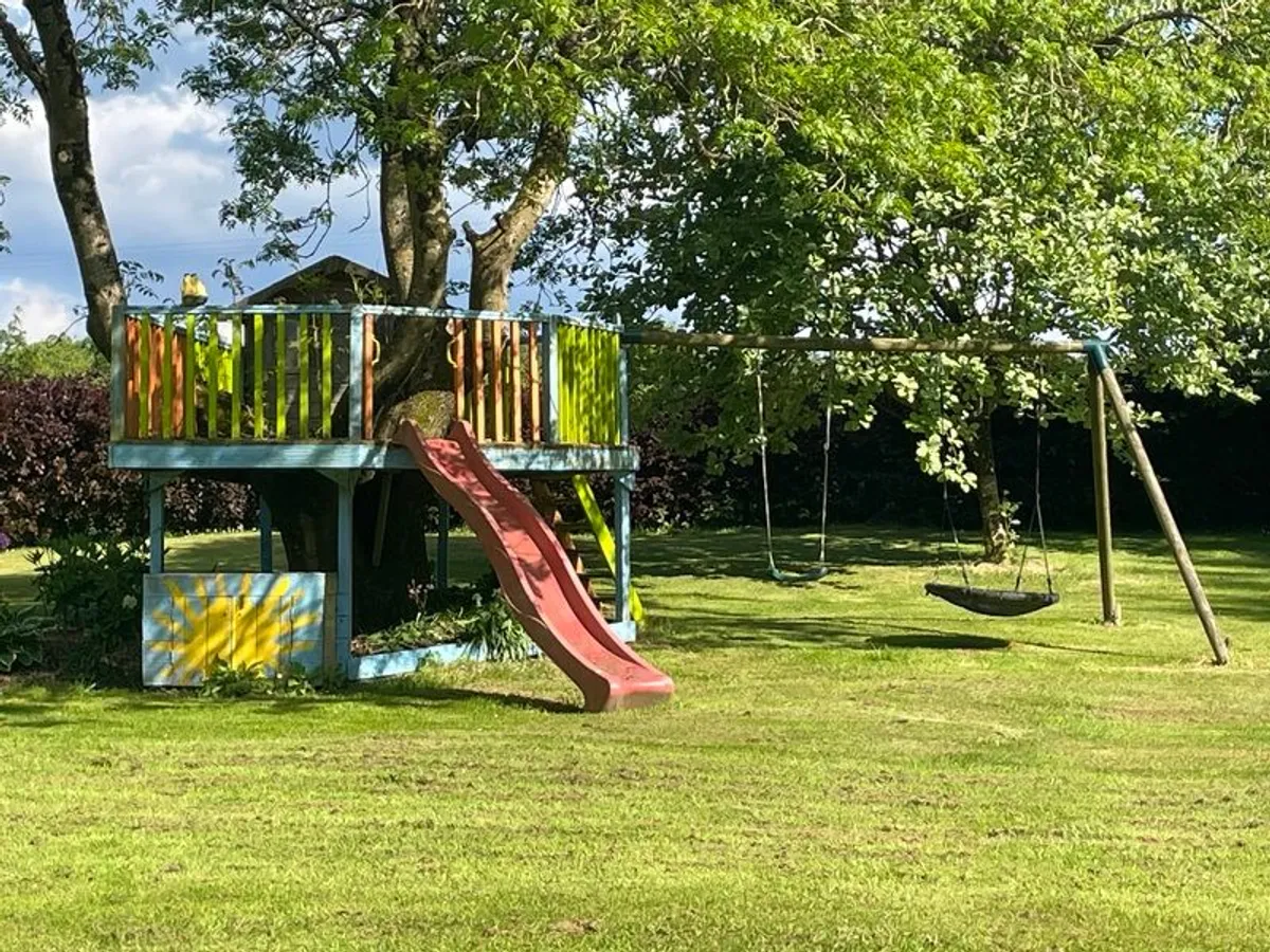 Garden swings Slides and tree house - Image 1