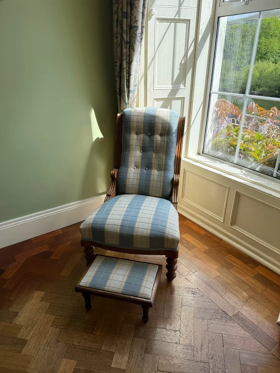 Antique Victorian-Style Chaise Lounge & Armchairs - Image 4