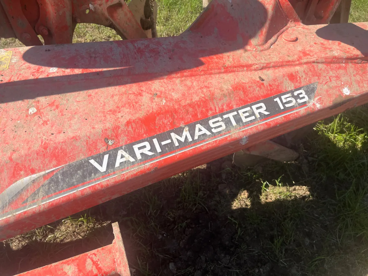 Used Kuhn 2022 5F 153 Reversible Plough - Image 2