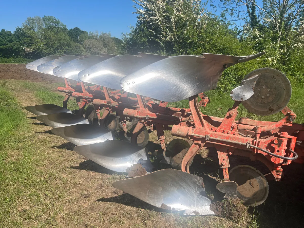 Used Kuhn 2022 5F 153 Reversible Plough - Image 4