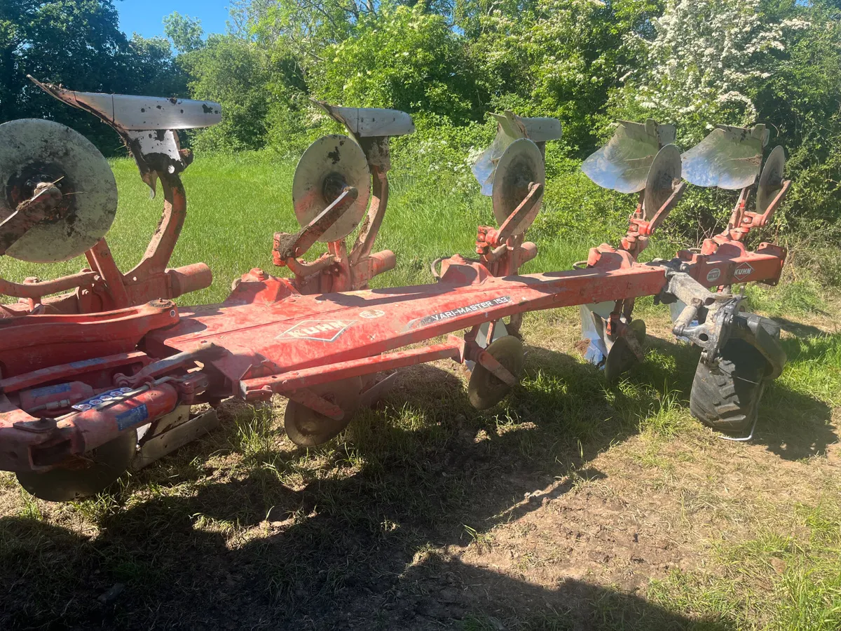 Used Kuhn 2022 5F 153 Reversible Plough - Image 3