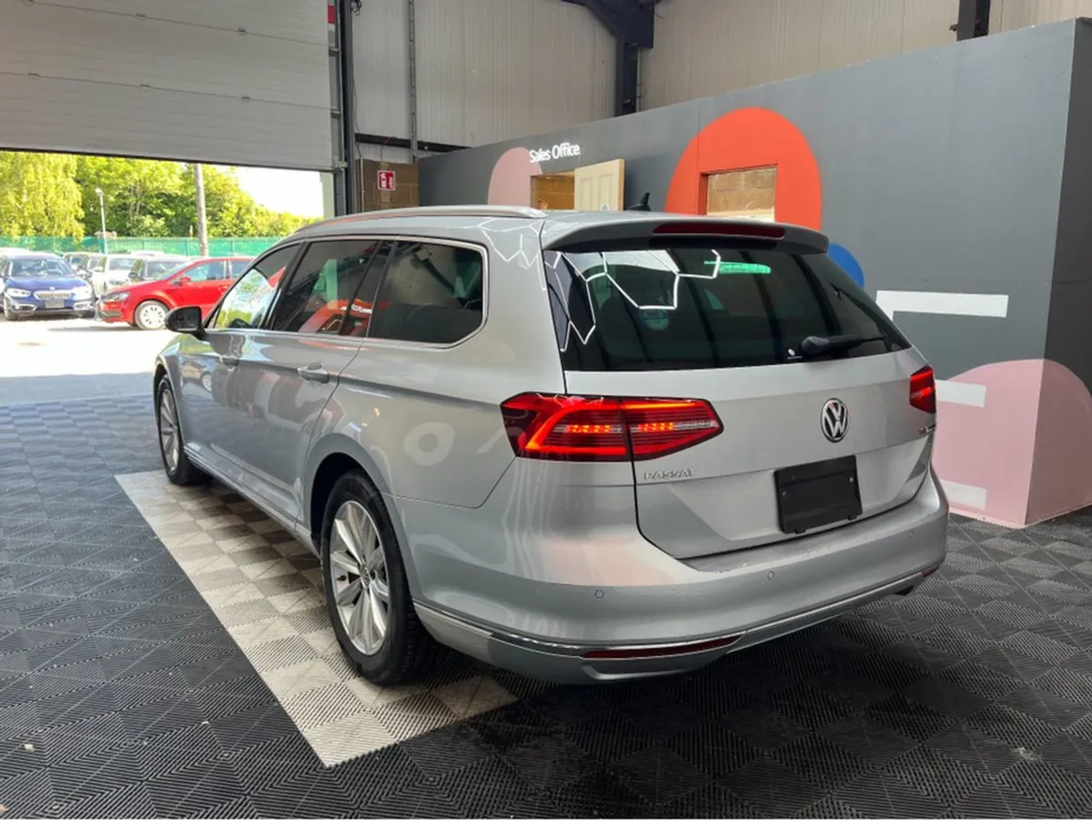 Volkswagen Passat Only  17950 Passat Automatic 1. - Image 4