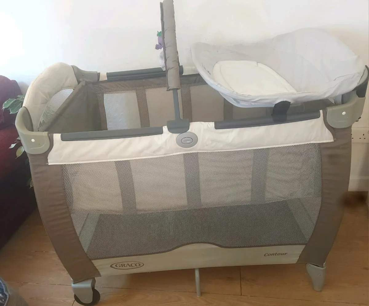 Graco contour electra travel cot with changer - Image 1