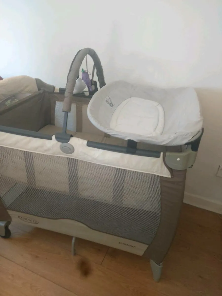 Graco contour electra travel cot with changer - Image 2