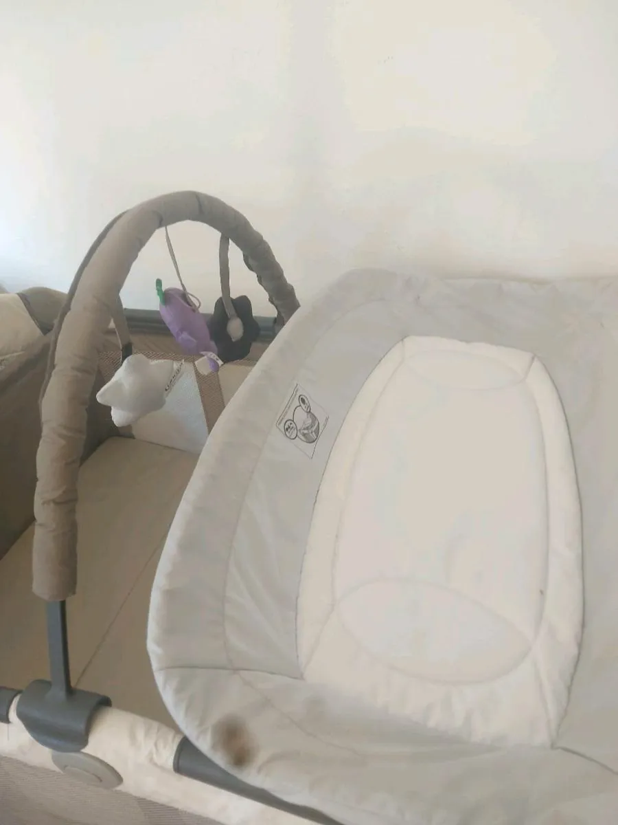 Graco contour electra travel cot with changer - Image 3