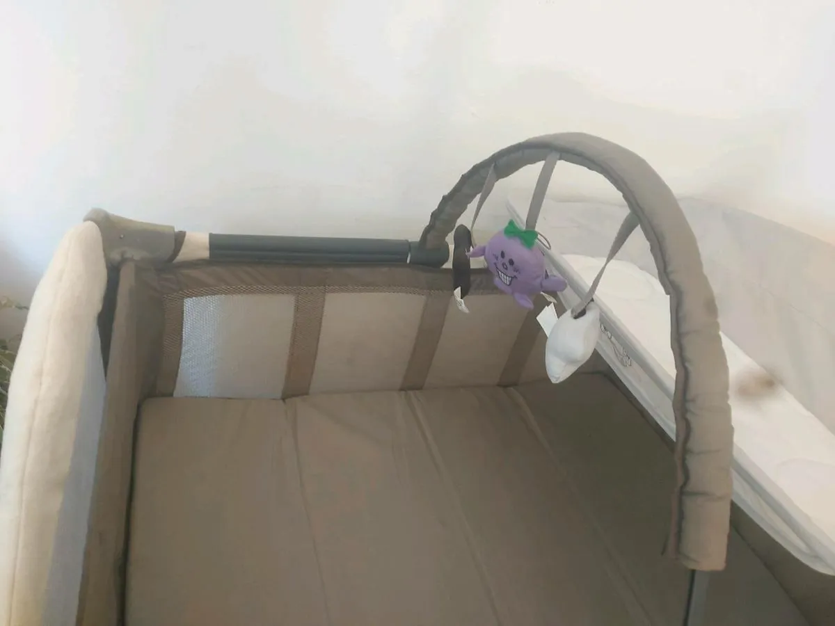 Graco contour electra travel cot with changer - Image 4