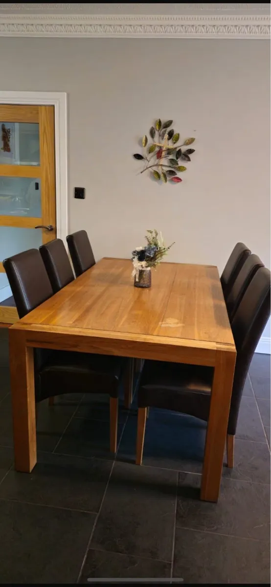 Table and chairs - Image 1