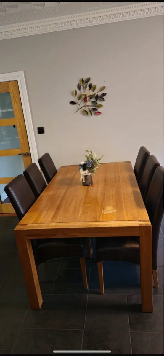 Table and chairs - Image 2