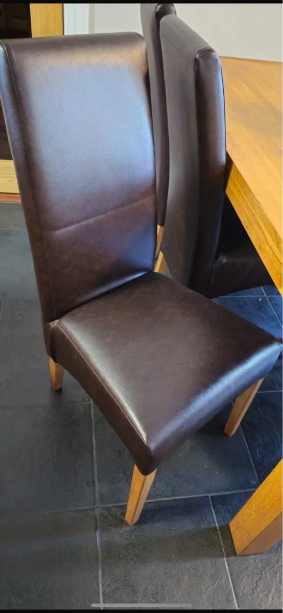 Table and chairs - Image 3