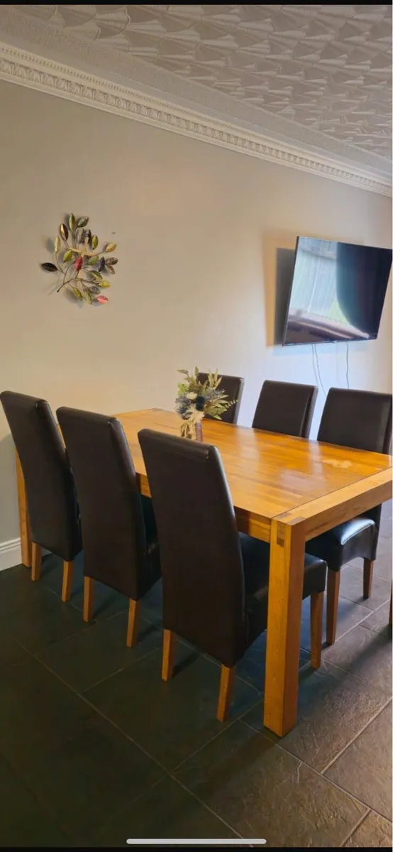 Table and chairs - Image 4