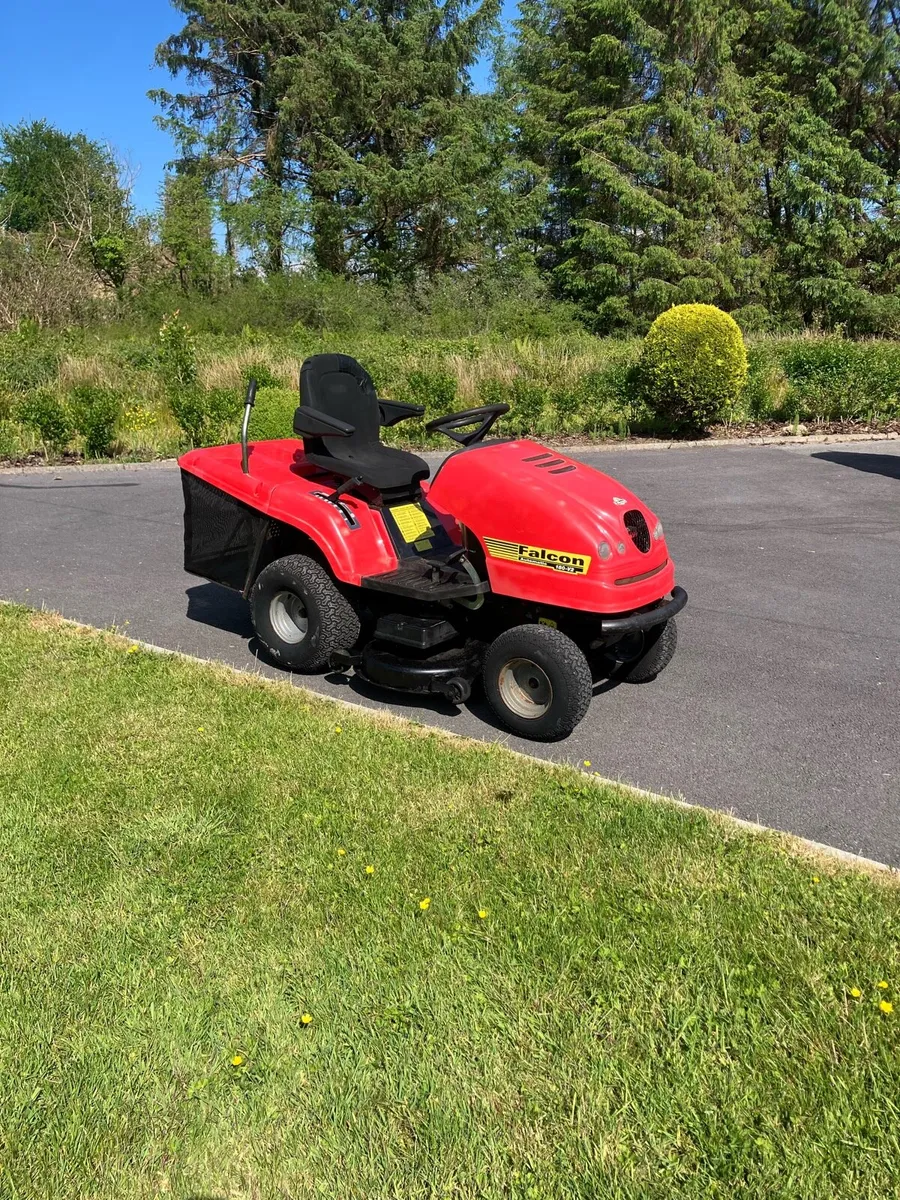 Ride on lawnmower - Image 1