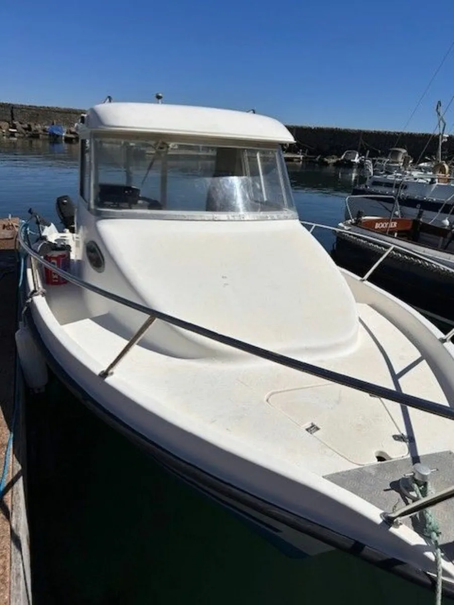 Boat , Small Cabin Cruiser - Image 3