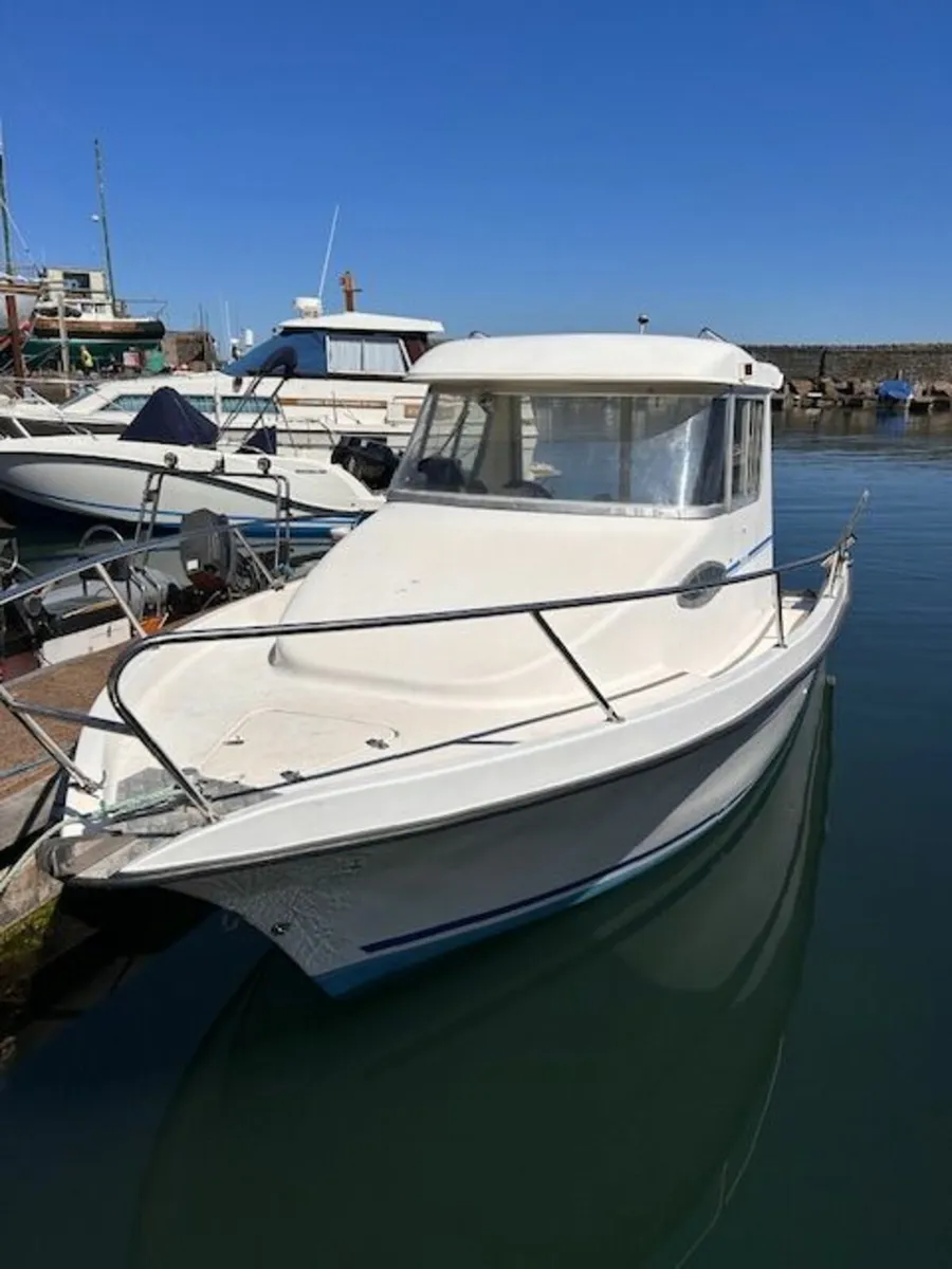 Boat , Small Cabin Cruiser - Image 4