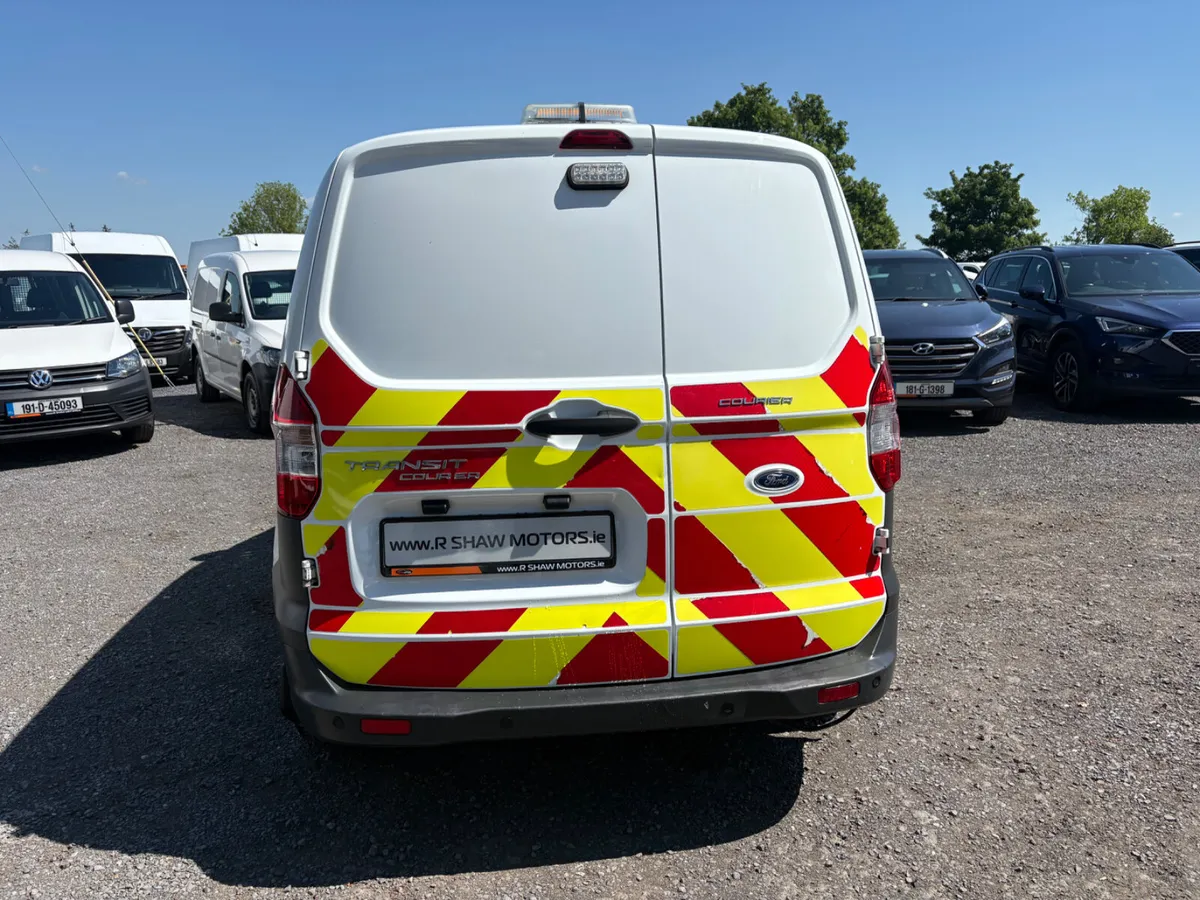 Ford Transit Courier - Image 4