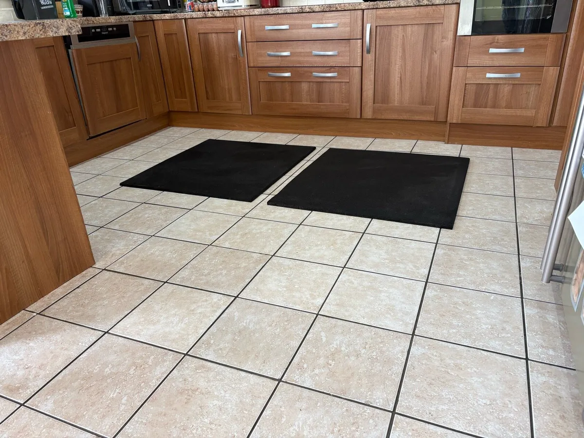 2 X RUBBER 15MM GYM MATS (1M X 1M EACH)