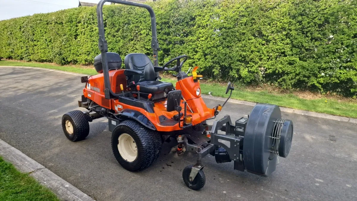 Kubota outfront leaf blower ride on mower unit - Image 2