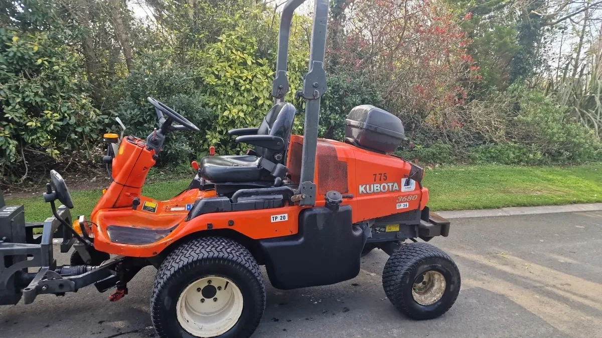 Kubota outfront leaf blower ride on mower unit - Image 3