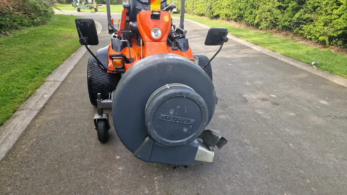 Kubota outfront leaf blower ride on mower unit - Image 4