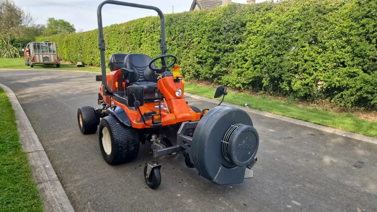 Kubota outfront leaf blower ride on mower unit - Image 1