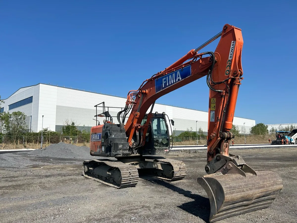 Hitachi 225 excavator - Image 2