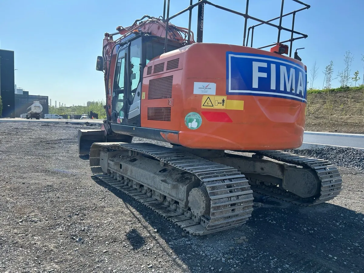 Hitachi 225 excavator - Image 4