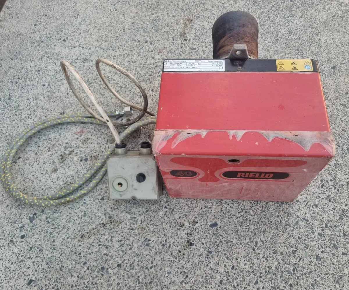 Oil burner + Circulating pump + Flue - Image 1