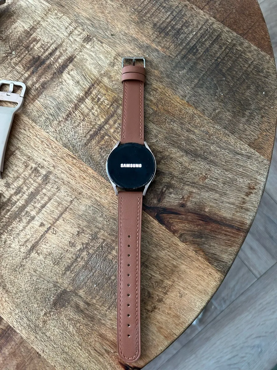 Samsung Galaxy Watch 4 - Image 1